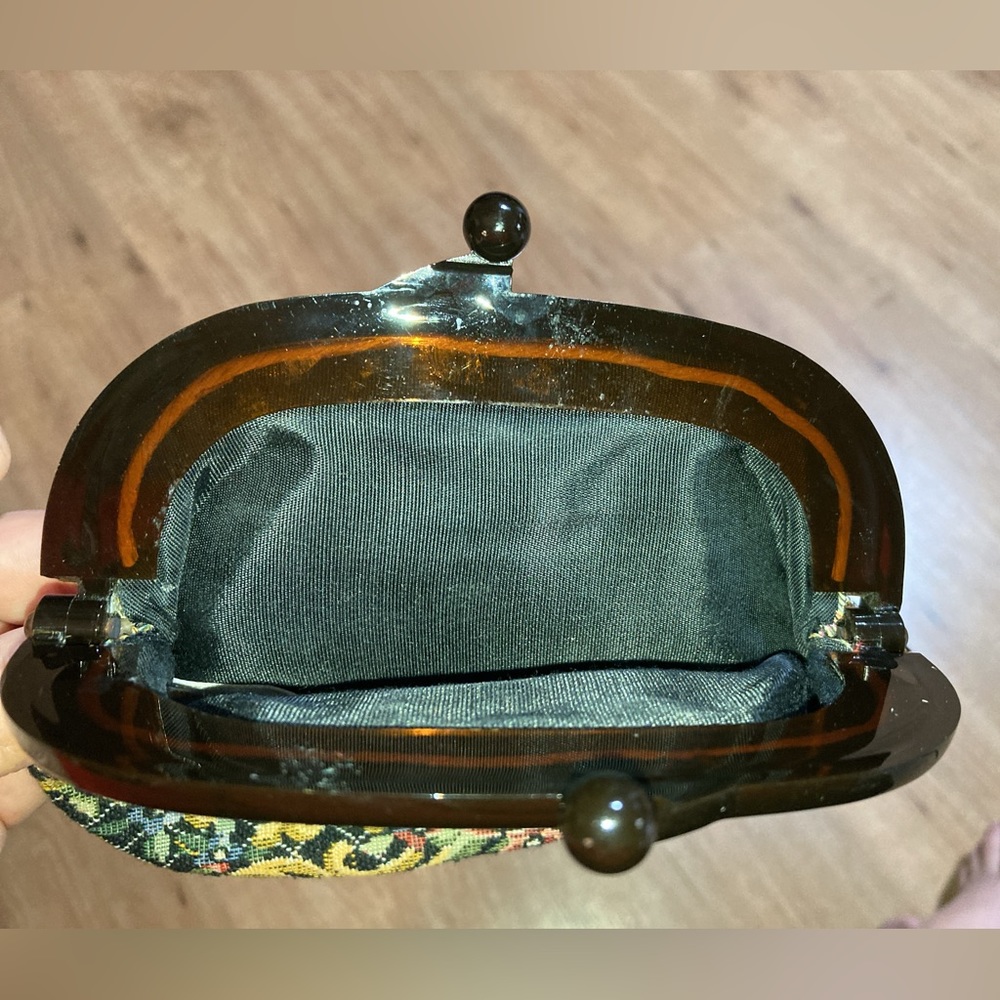 VINTAGE TAPESTRY FLORAL COIN PURSE WITH LUCITE KISS LOCK HAND MADE IN JAPAN - Picture 7 of 8